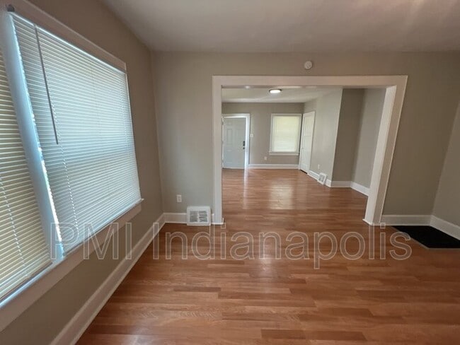 Foto del edificio - 310 N Riley Ave