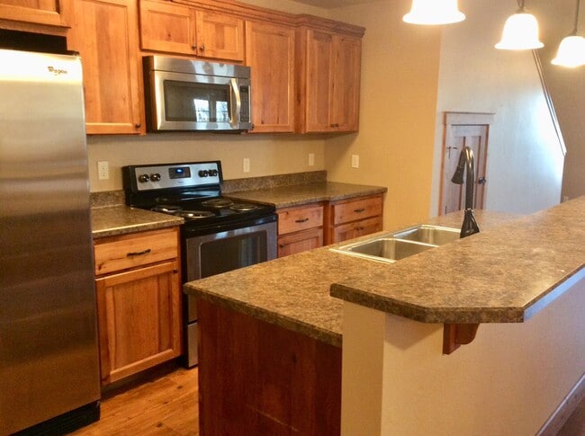 Building Photo - Stunning Townhome in South Heart