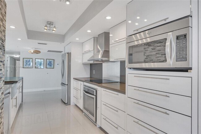 Foto del edificio - 10175 Collins Ave