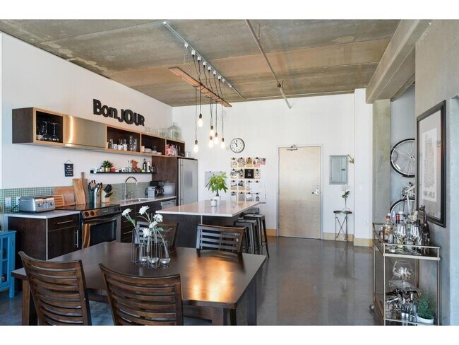 Building Photo - 345 N 6th Ave