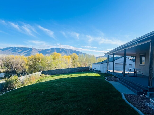 Building Photo - Walk to the lake, Beautiful Huntsville hom...