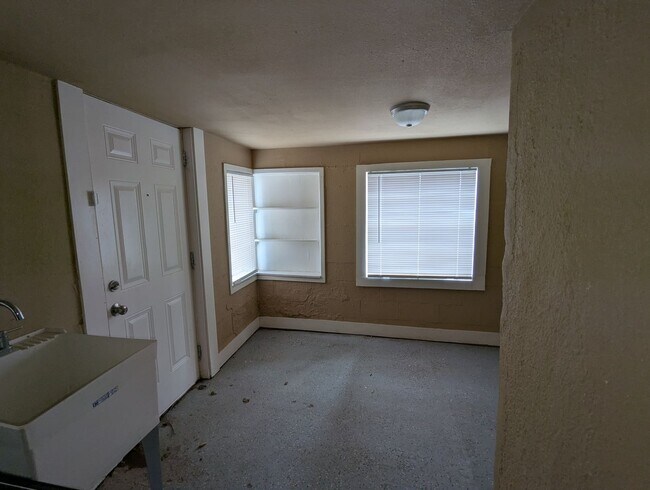 Foto del edificio - Two-Story 4 Bed 2 Bath Home!