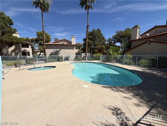 Foto del edificio - 705 Rock Springs Dr