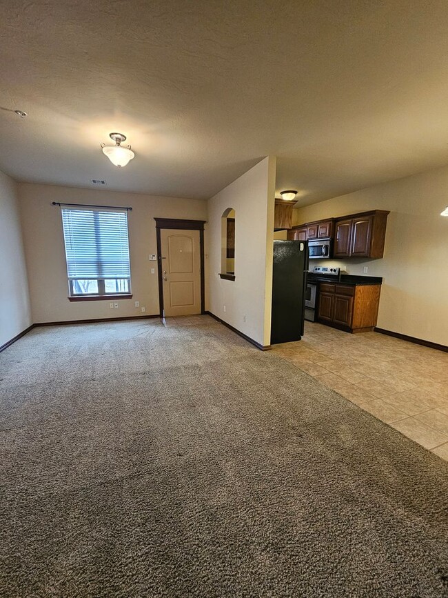 Building Photo - (2) Bedroom Condo Avail NOW! Pool Access!