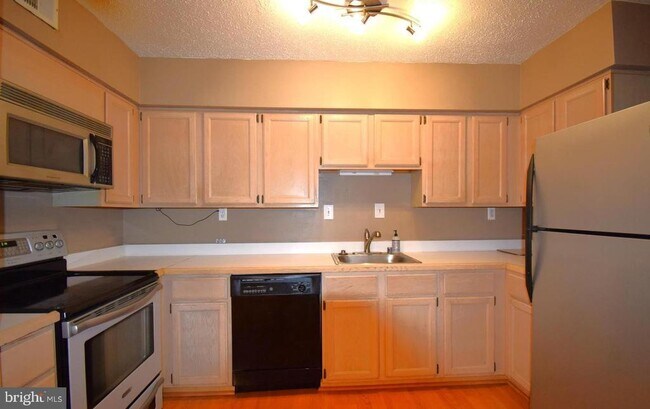 Building Photo - 3101 Patrick Henry Dr