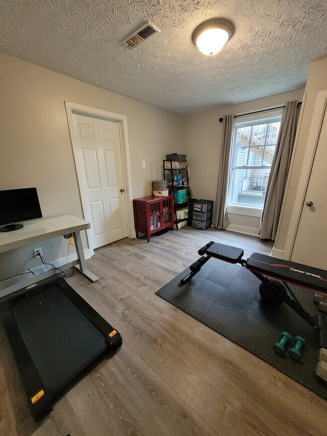 Foto del edificio - 2455 Woodbine Ave