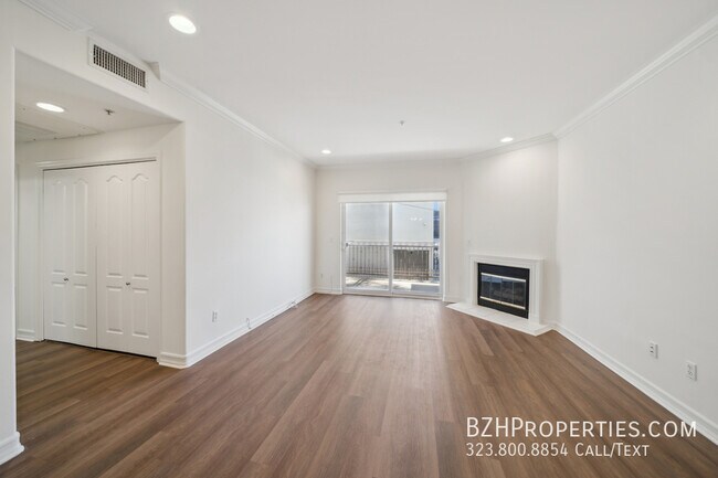 Building Photo - 2334 S Bentley Ave