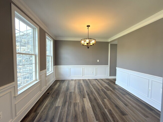 Foto del edificio - Spacious 4 Bed 3.5 Bath Home in Round Hill VA For Rent!