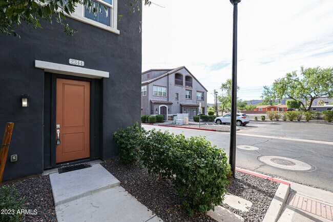 Building Photo - 2344 E Huntington Dr