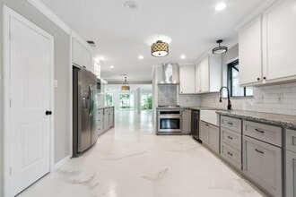 Building Photo - 570 Roanoke Dr