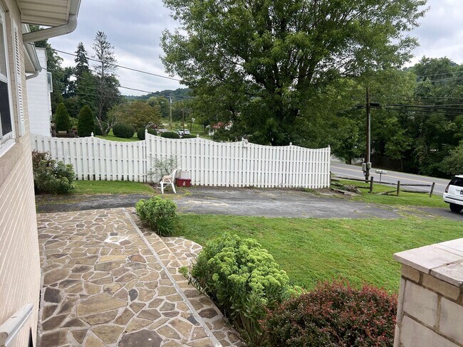 Foto del edificio - One Level Home! 3bed/1 bath with extra-lar...