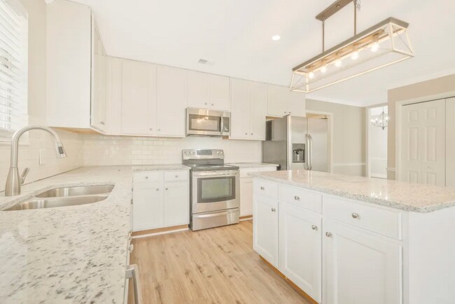 Foto del edificio - 2244 Staggerbush Dr