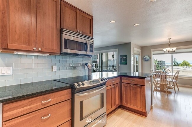 Building Photo - Spacious 2 Bedroom Condo with Fireplace & ...