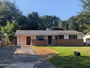Building Photo - 1915 Southaven Cir N