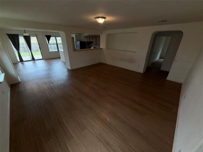 Foto del edificio - 621 Dark Tree Ln