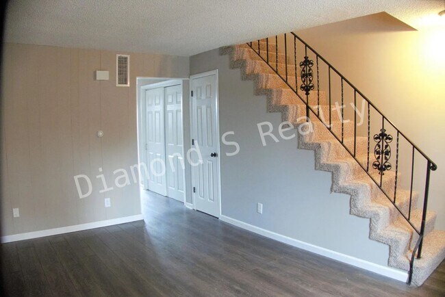 Foto del edificio - 2 Bedroom Townhome Unit Available - South ...
