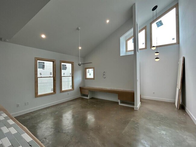Building Photo - 1717 Airline Dr