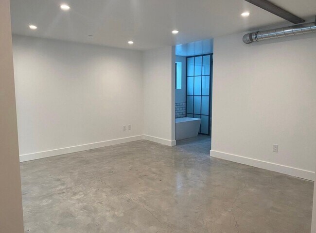 Building Photo - 4345 Clarissa Ave
