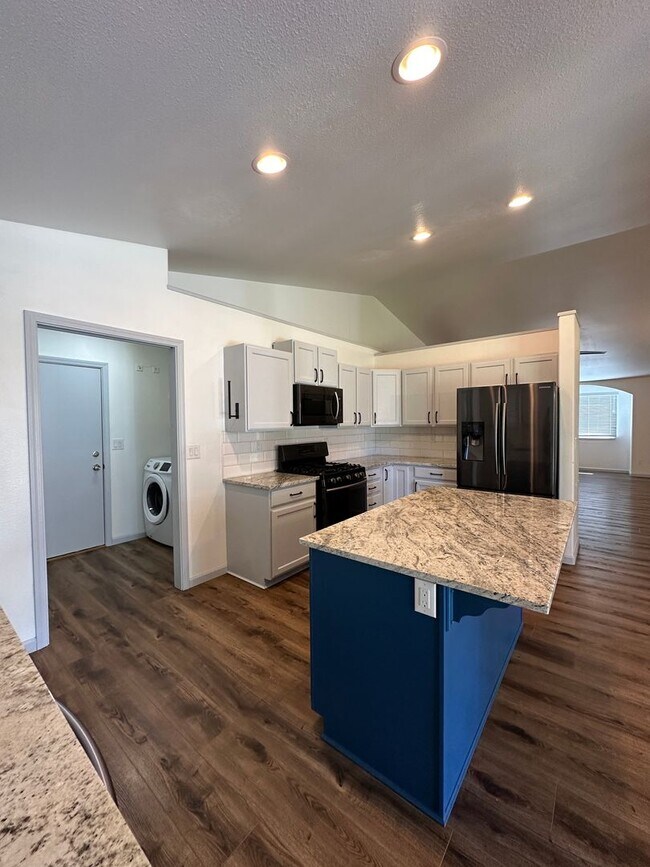 Building Photo - Three Bedroom Two Bath Single Family Home ...