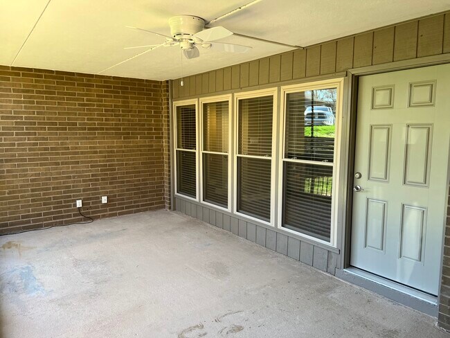 Foto del edificio - 455 Canberra Dr