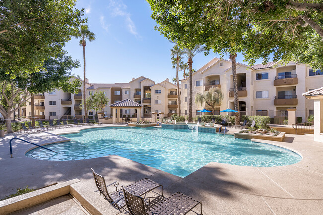 Resort-style pool and spa - Sonterra Apartments at Paradise Valley