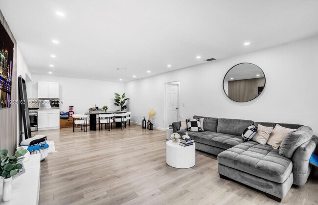 Foto del edificio - 1735 NE 147th St