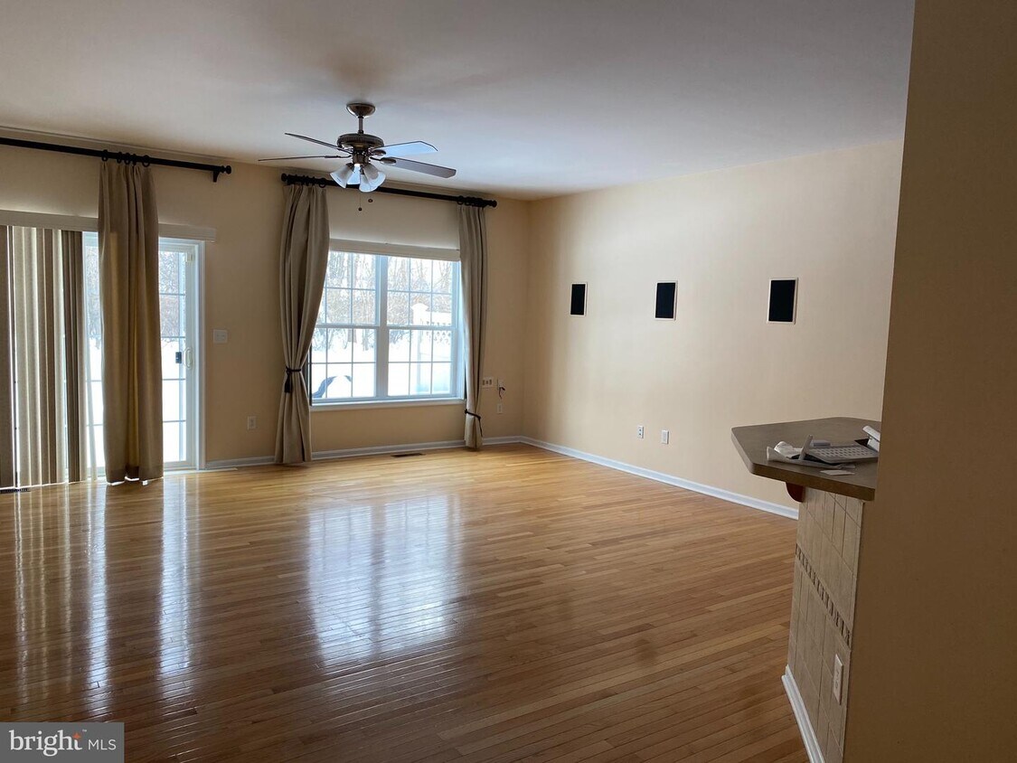 Primary Photo - 215 Stonehedge Dr
