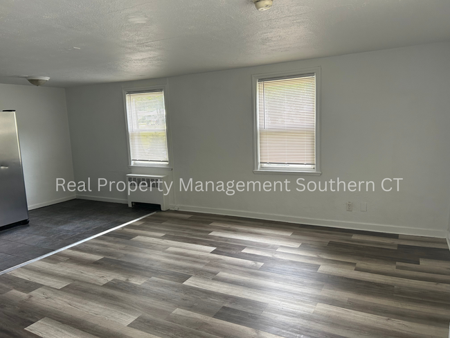 Building Photo - 2 bed 1 bath Townhouse Style Apartment in ...