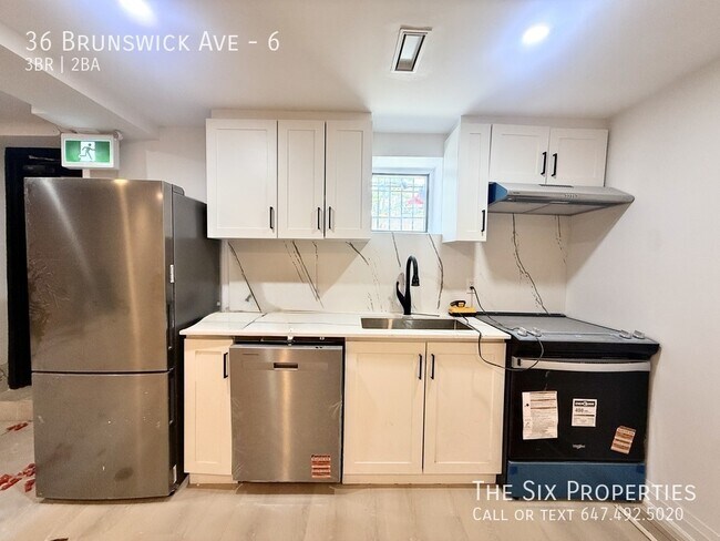 Photo du bâtiment - Brand New 3 Bedroom + 1.5 Bath Lower Level Apartment in the Heart of Downtown