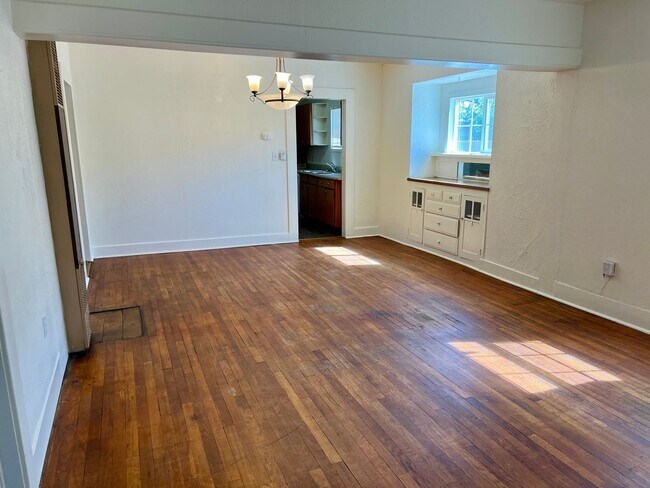 Building Photo - 3 Bedroom, 1 Bath Home in Fresno