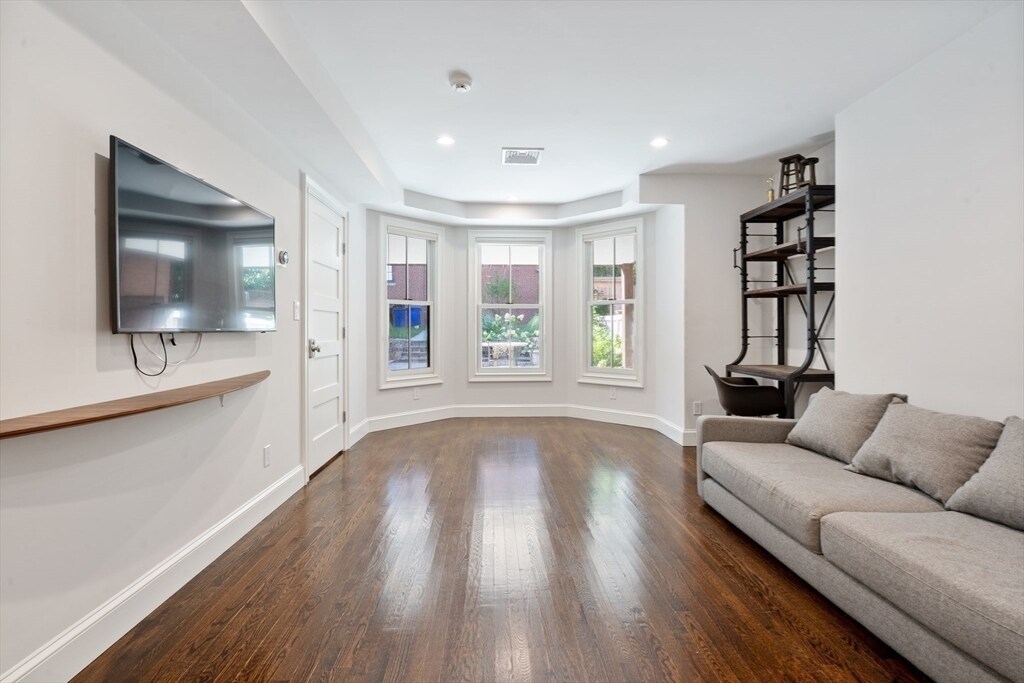 Primary Photo - 57 Monmouth St