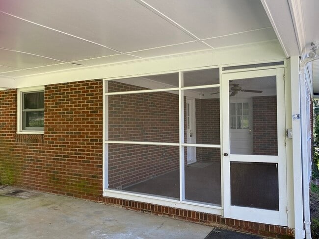 Building Photo - 5927 Sharon View Rd