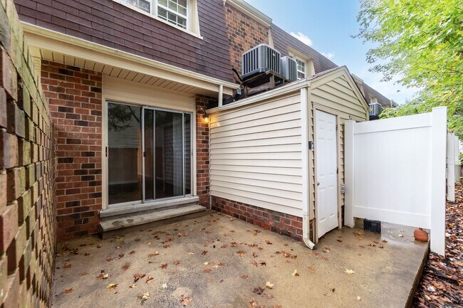 Foto del edificio - Two Bedroom End Unit Home!
