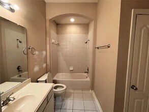 Building Photo - 3305 Knollcrest Ln