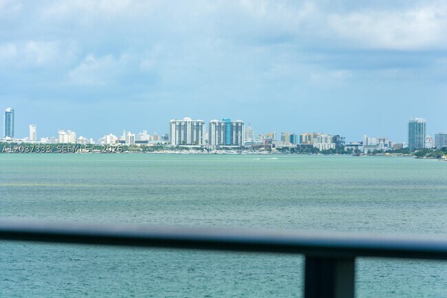 Foto del edificio - 650 NE 32nd St