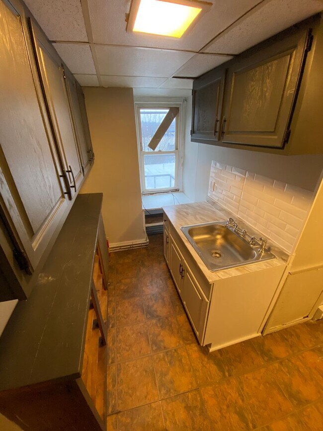 338 N 2nd St Unit 3, Allentown, PA 18102 Room for Rent in Allentown