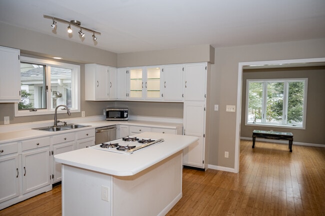 Building Photo - 2335 N Arbutus Lake Rd