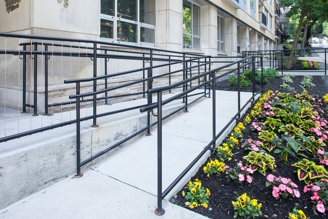 Building Photo - 3495 Rue de la Montagne
