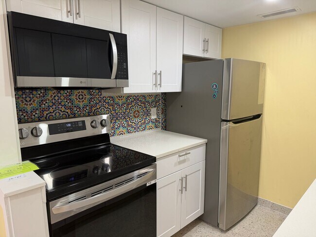 Building Photo - Updated Townhouse on the North End of Hilton Head