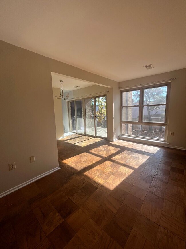 Foto del edificio - Charming 2 BR/1.5 BA Condo in Silver Spring!