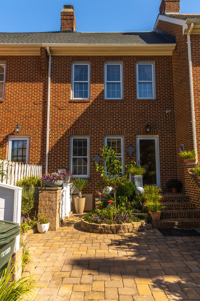 Photo - 817 Botetourt Gdns (Norfolk, VA) Townhome