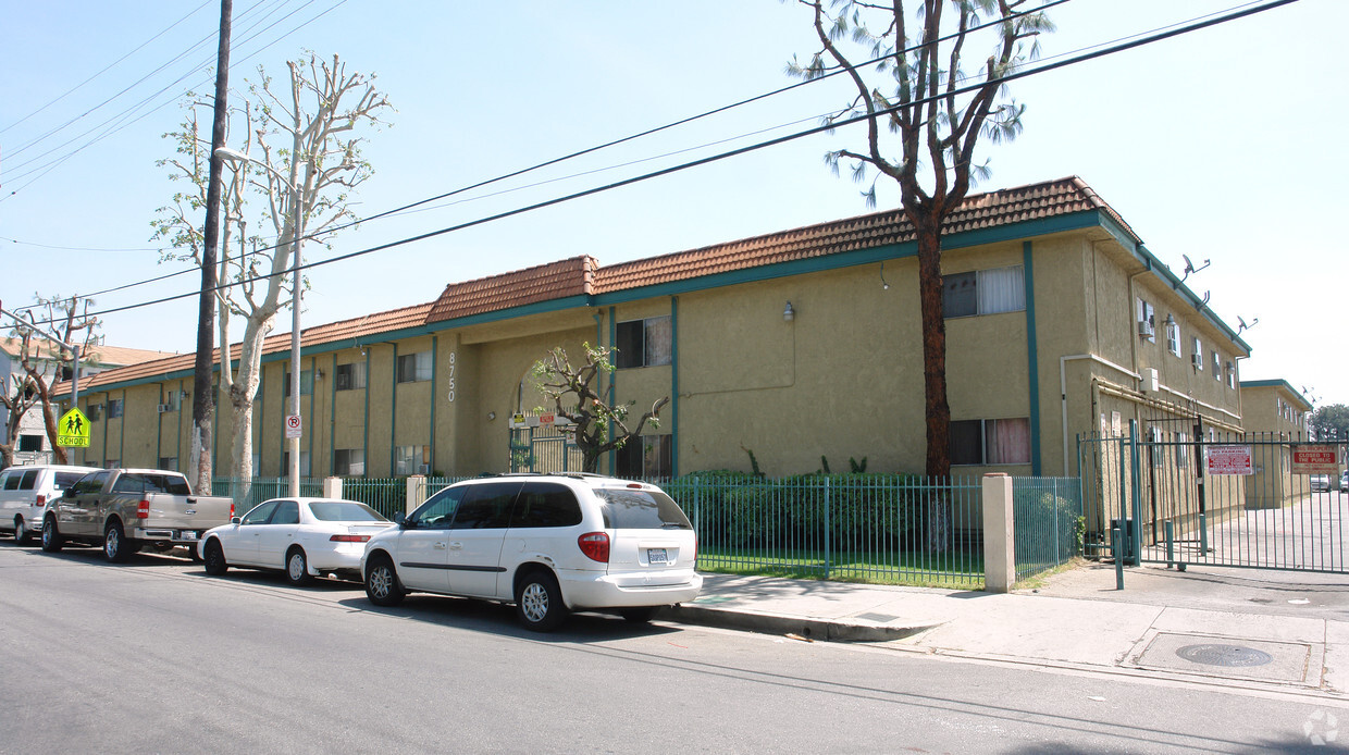 Foto principal - 8750 Langdon Avenue