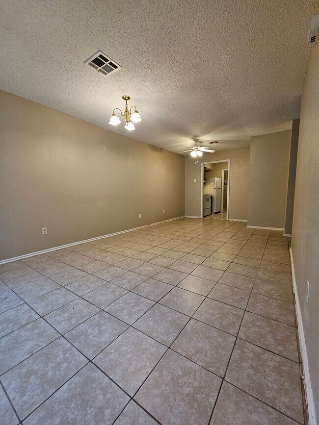 Foto del edificio - (2) Bed/(2) Bath Duplex Avail NOW! Small Pet Negotiable!