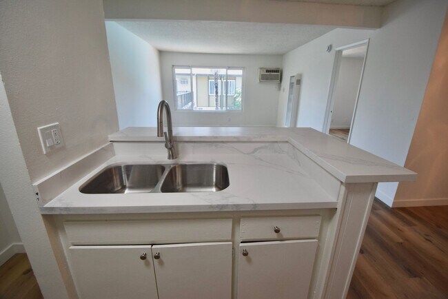 Building Photo - 7350