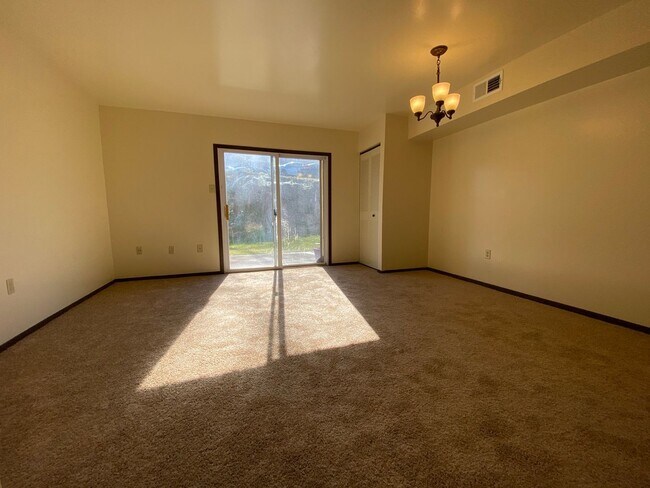 Foto del edificio - Check This Out! 3 BR Townhome with Washer & Dryer + Equipped Kitchen with Dishwasher! Call Today!