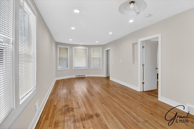 Building Photo - 2315 Yemans St