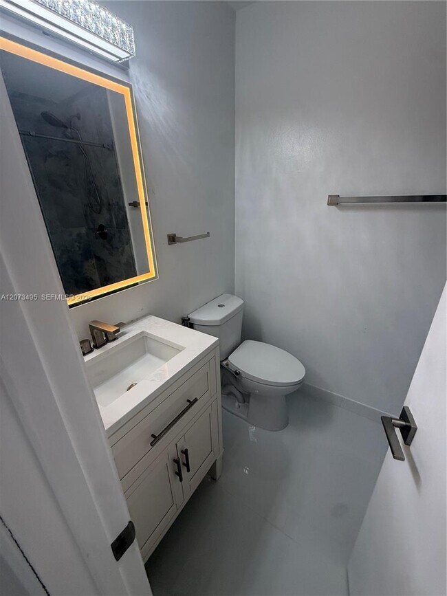 Foto del edificio - 875 NW 99th Ave