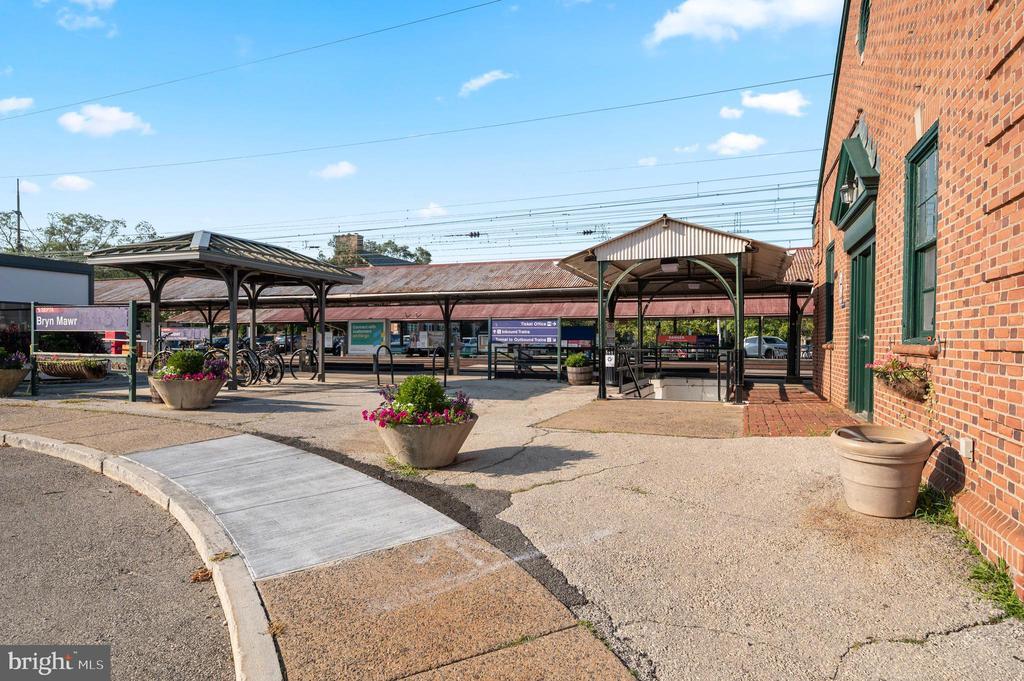 Building Photo - 834 W Lancaster Ave