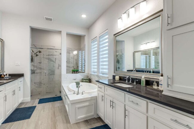 Foto del edificio - "Charming 3-Bed Haven in Little Elm with G...
