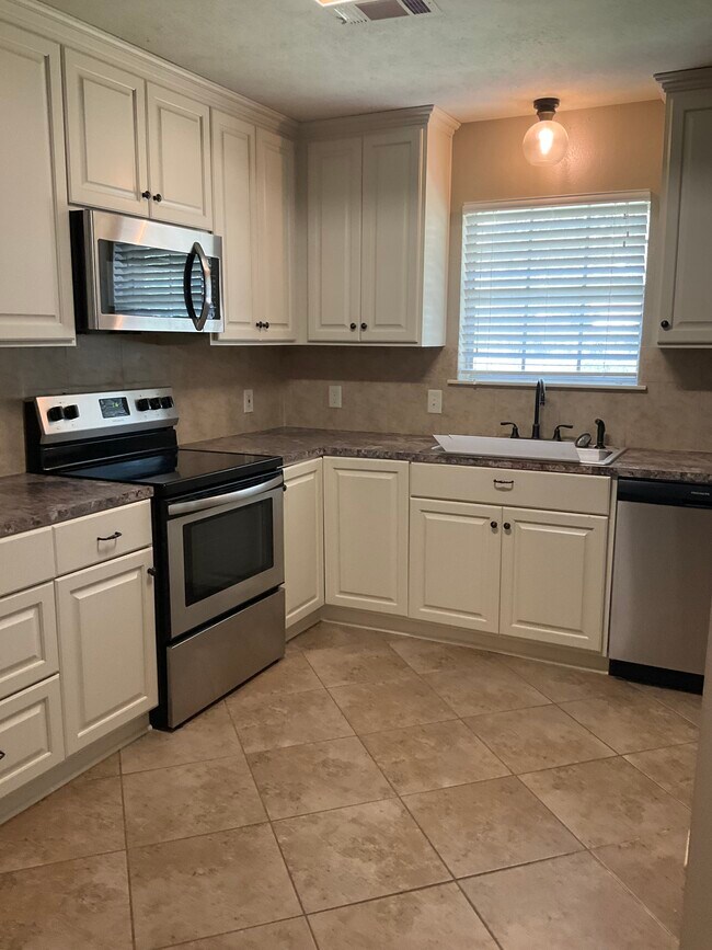 Building Photo - 322 Pinemont Dr